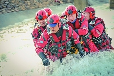  山東省日照市消防救援支隊(duì)消防員正在進(jìn)行多人淺灘涉水橫渡訓(xùn)練。圖片由國(guó)家消防救援局提供