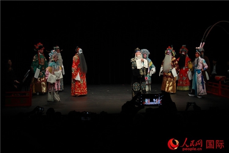 演員向觀眾謝幕。人民網(wǎng)記者 尚凱元攝