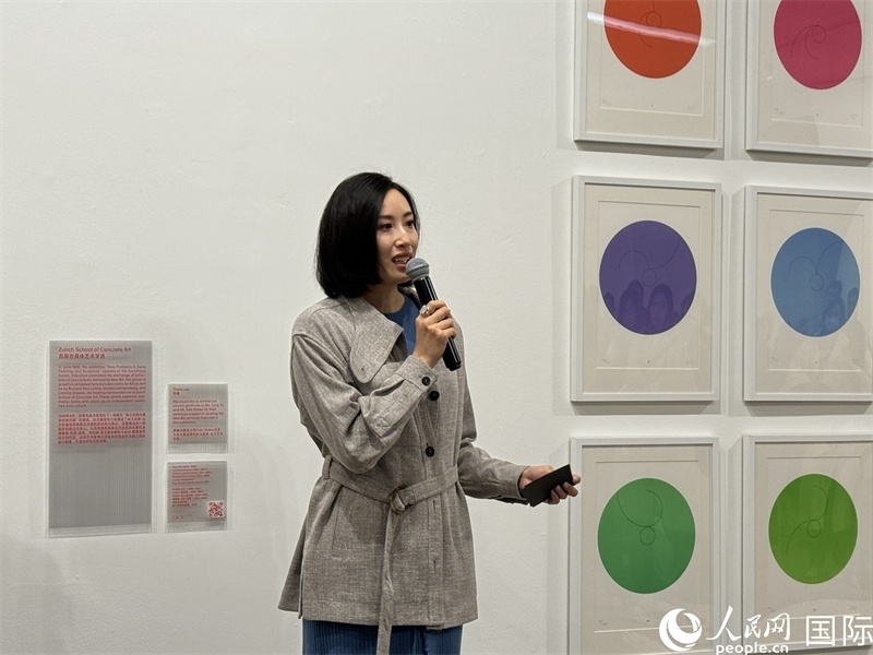 11月8日，今日美術(shù)館館長張然在“瑞士經(jīng)典設(shè)計展”開幕式上發(fā)表致辭。（人民網(wǎng) 謝瑩攝）