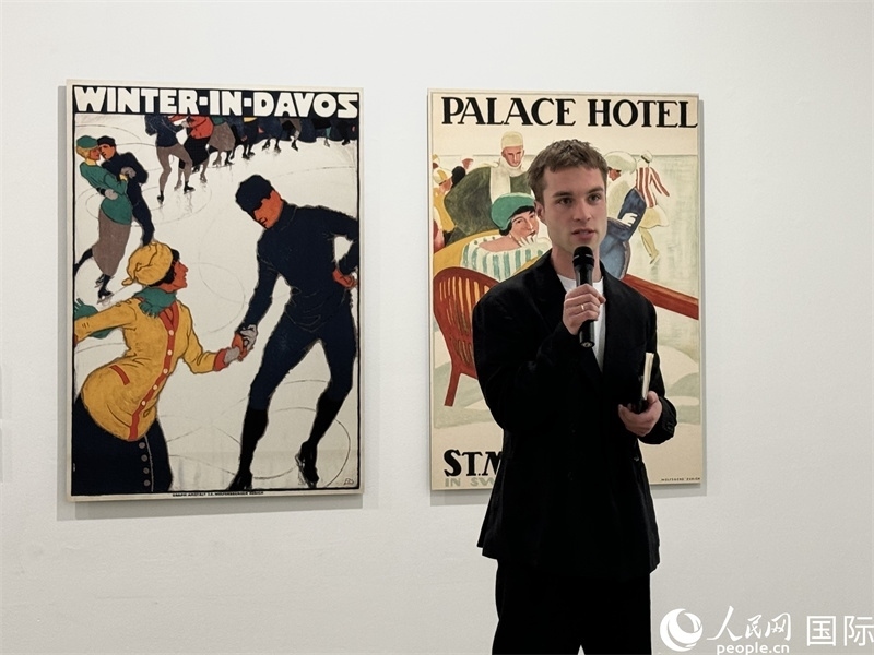 11月8日，“瑞士經(jīng)典設(shè)計展”策展人言照壁向與會嘉賓導覽。（人民網(wǎng) 謝瑩攝）