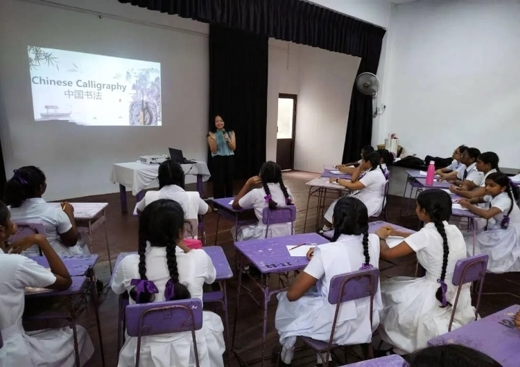 斯里蘭卡學(xué)生在系列活動(dòng)中學(xué)習(xí)中國書法。圖片由主辦方提供