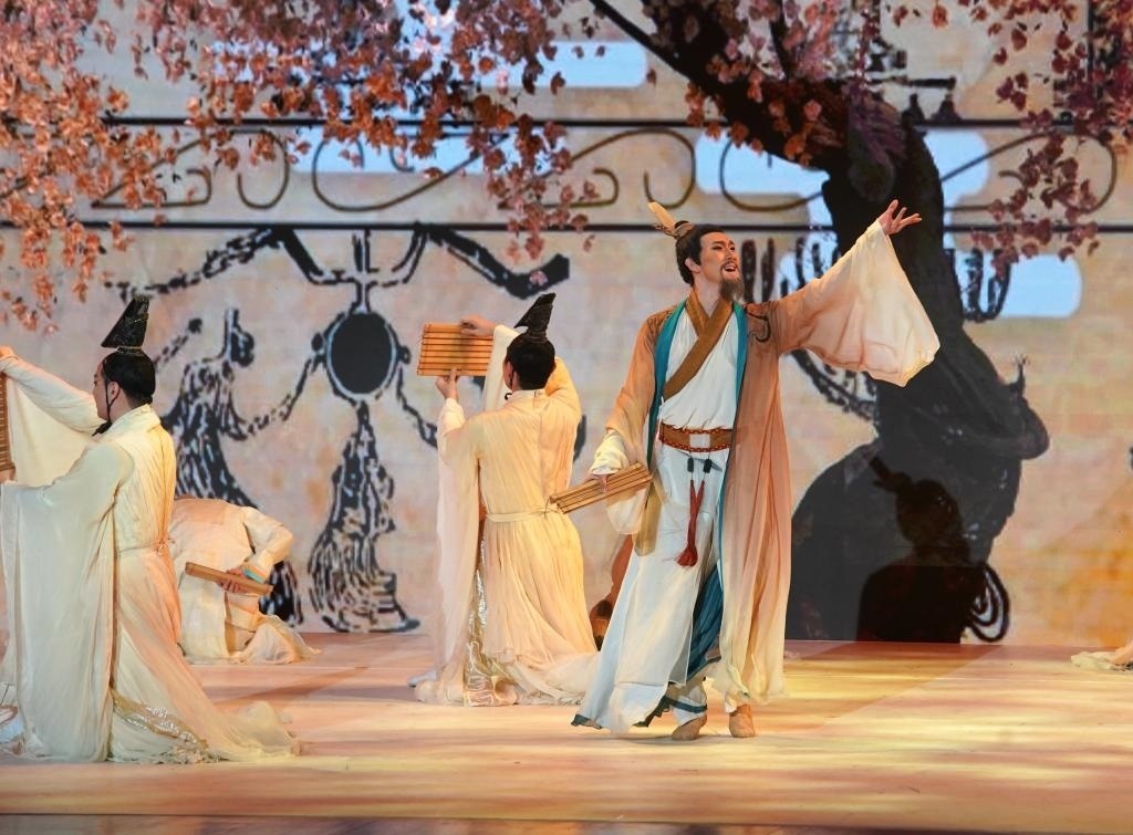 11月6日，演職人員在表演民族舞劇《孔子》片段。新華社記者 張晨霖 攝