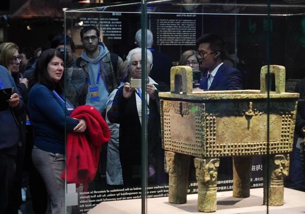 11月6日，中外嘉賓來(lái)到中國(guó)考古博物館參觀“考古與中華文明溯源展”。該展是本屆世界古典學(xué)大會(huì)推出的配套活動(dòng)之一。新華社記者 張晨霖 攝