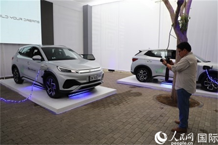 圖為秘魯媒體記者正在拍攝現(xiàn)場展出的比亞迪電動汽車。 人民網(wǎng)記者姜波攝