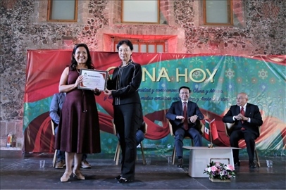 李雅芳向加比拉爾·塞迪略授予“拉美分社榮譽員工”稱號。主辦方供圖