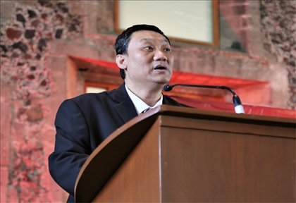 拉美分社負責人苗野主持慶?；顒印Ｖ鬓k方供圖