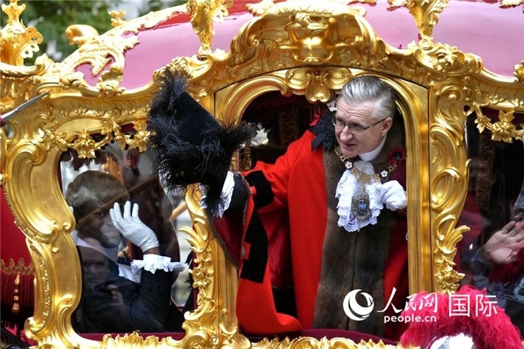 新任金融城市長阿拉斯泰爾·金向人群致意。吳若鳴攝