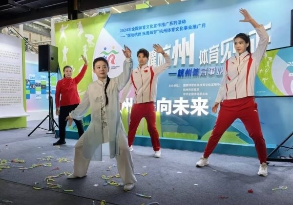 三位奧運冠軍進(jìn)行陳式太極拳表演。 人民網(wǎng)記者 楊磊攝