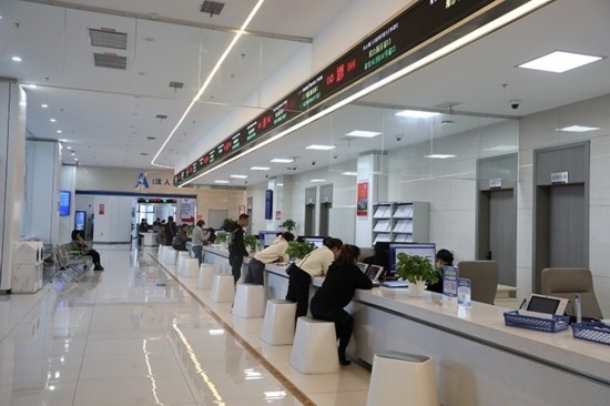 觀山湖區(qū)政務大廳窗口辦事忙。