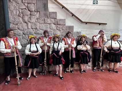 身著傳統(tǒng)服飾的秘魯藝人。本報記者 張朋輝 攝