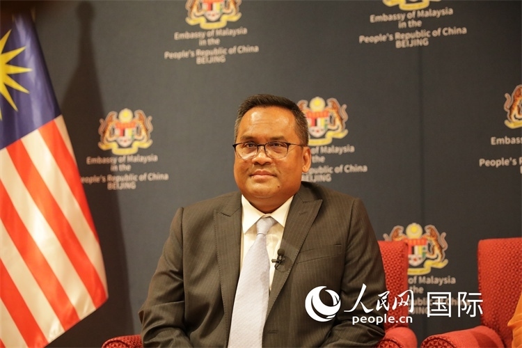 馬來西亞駐華大使諾曼在11月12日召開的記者見面會(huì)上回答記者提問。人民網(wǎng) 王婧攝