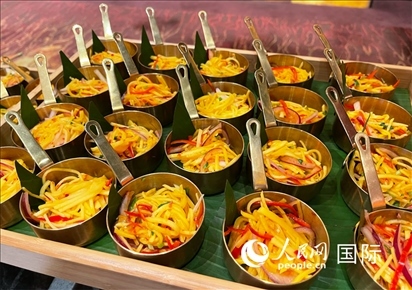 馬來西亞美食節(jié)現(xiàn)場準(zhǔn)備的美食。人民網(wǎng) 王婧攝