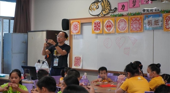 剪紙教學(xué)。主辦方供圖