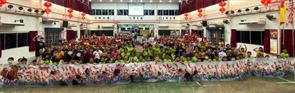 在工作坊導(dǎo)師的指導(dǎo)下，三校200余名學(xué)生共同完成了一幅長(zhǎng)達(dá)80尺的水墨畫(huà)作。主辦方供圖