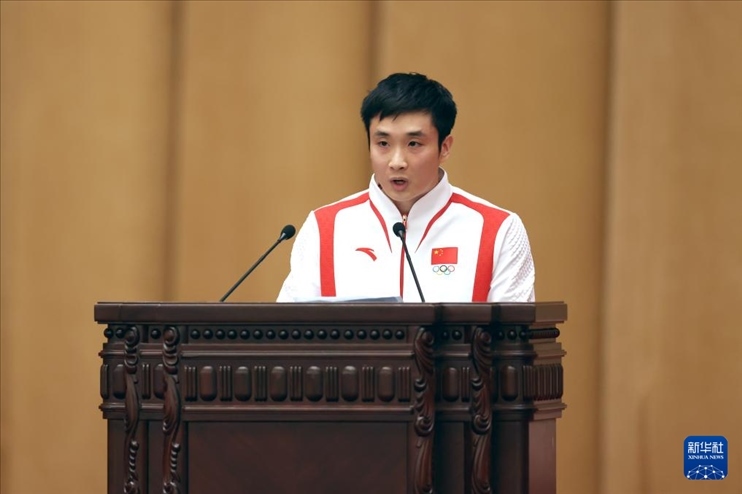 11月15日，跳水運(yùn)動(dòng)員曹緣在報(bào)告會(huì)上發(fā)言。新華社記者 李明 攝