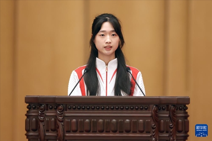 11月15日，射擊運(yùn)動(dòng)員黃雨婷在報(bào)告會(huì)上發(fā)言。新華社記者 李明 攝