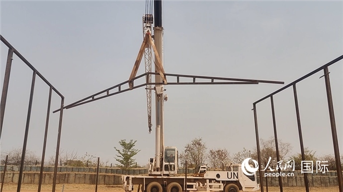 ▲吊裝洗車棚鋼架構（秦貴君攝）