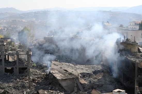 這是10月16日在黎巴嫩南部城鎮(zhèn)加納拍攝的遭摧毀的建筑。新華社發(fā)（阿里·哈希紹攝）