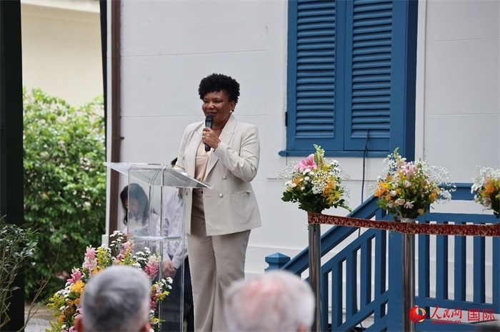 巴西文化部部長梅內(nèi)塞斯在開園儀式上發(fā)表致辭。人民網(wǎng)記者 張志文攝