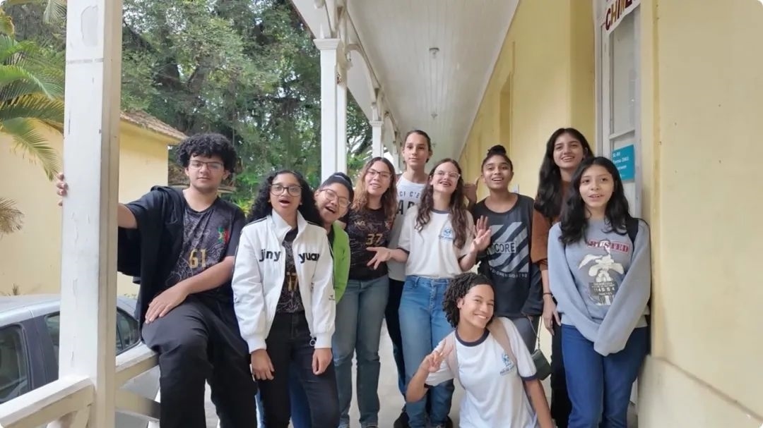 學(xué)生們用中文跟島叔問好。作者供圖