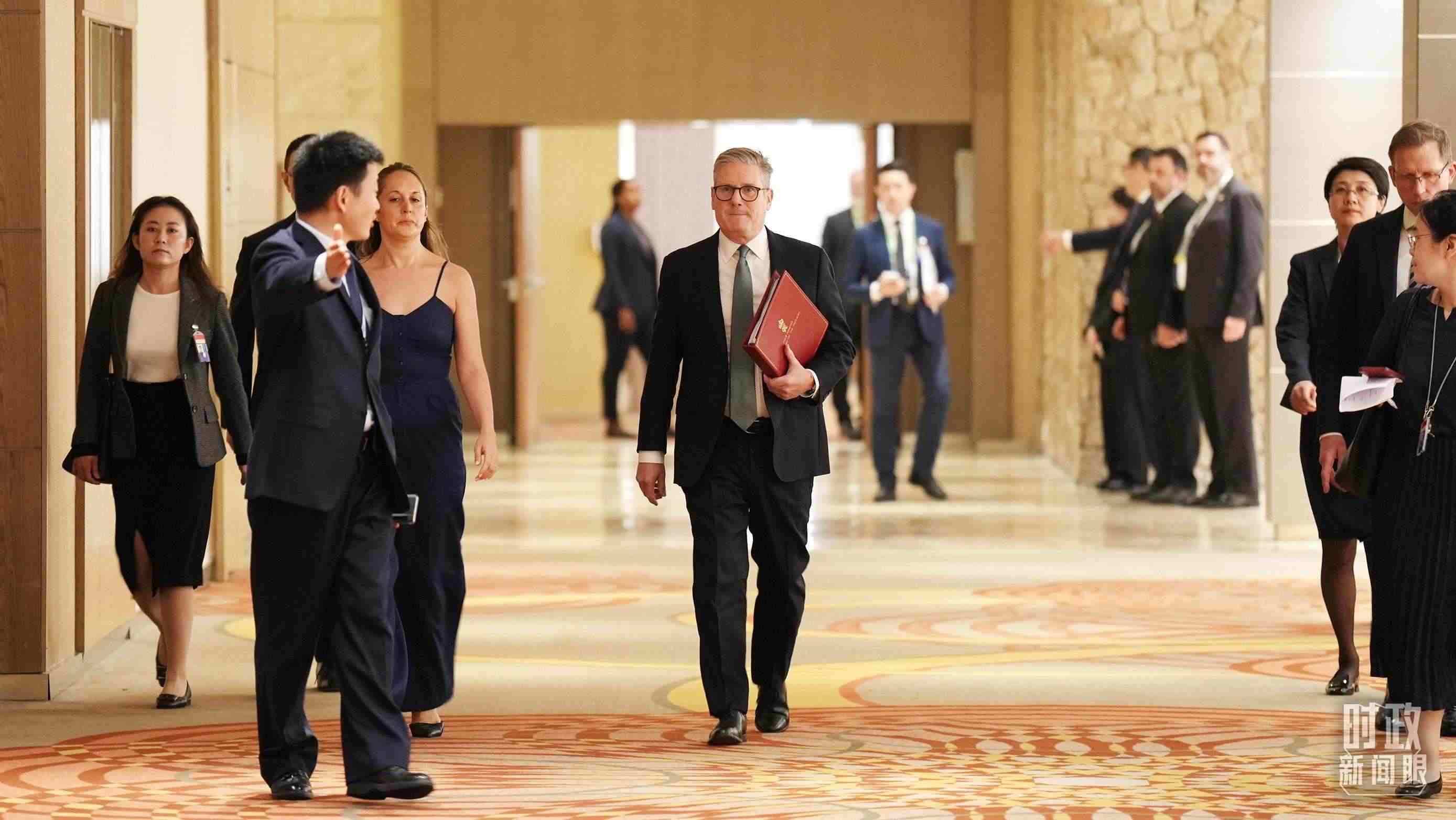 △英國(guó)首相斯塔默抵達(dá)會(huì)見(jiàn)現(xiàn)場(chǎng)。（總臺(tái)記者李晉拍攝）