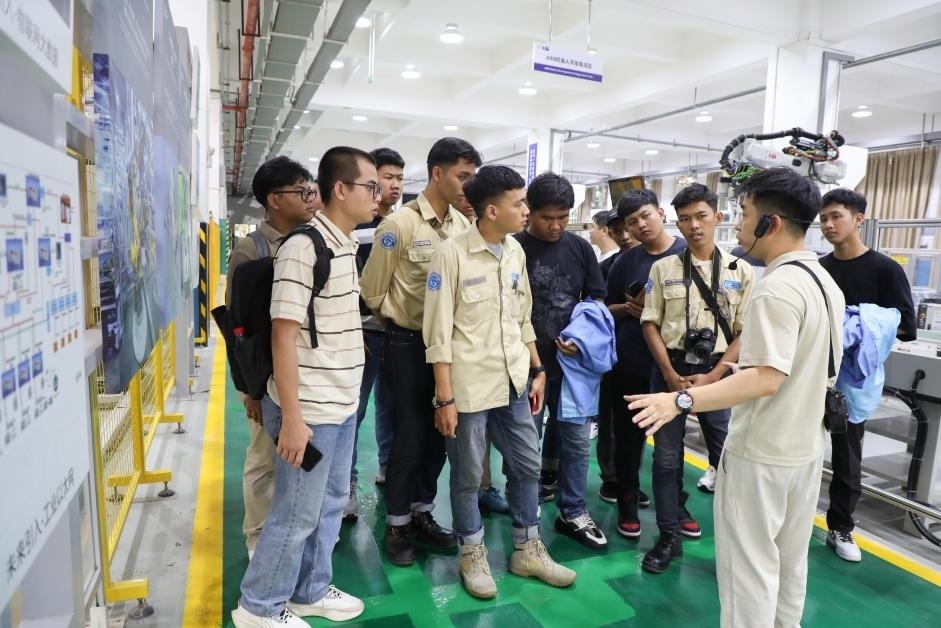 來華留學(xué)生在工程實踐中心上課。教育部職業(yè)教育與成人教育司供圖