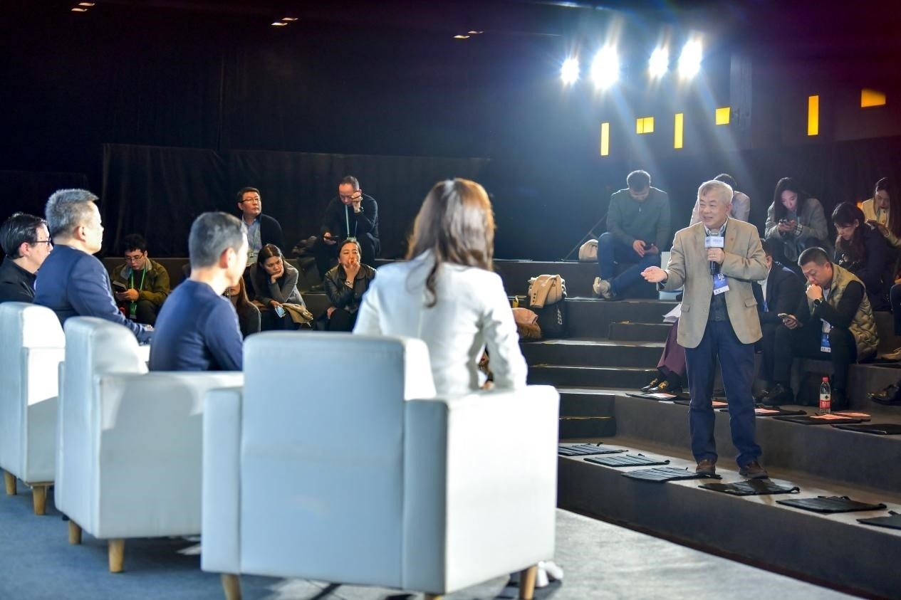 陳長汶教授與對話嘉賓現(xiàn)場互動。人民網(wǎng)記者 任峰濤攝