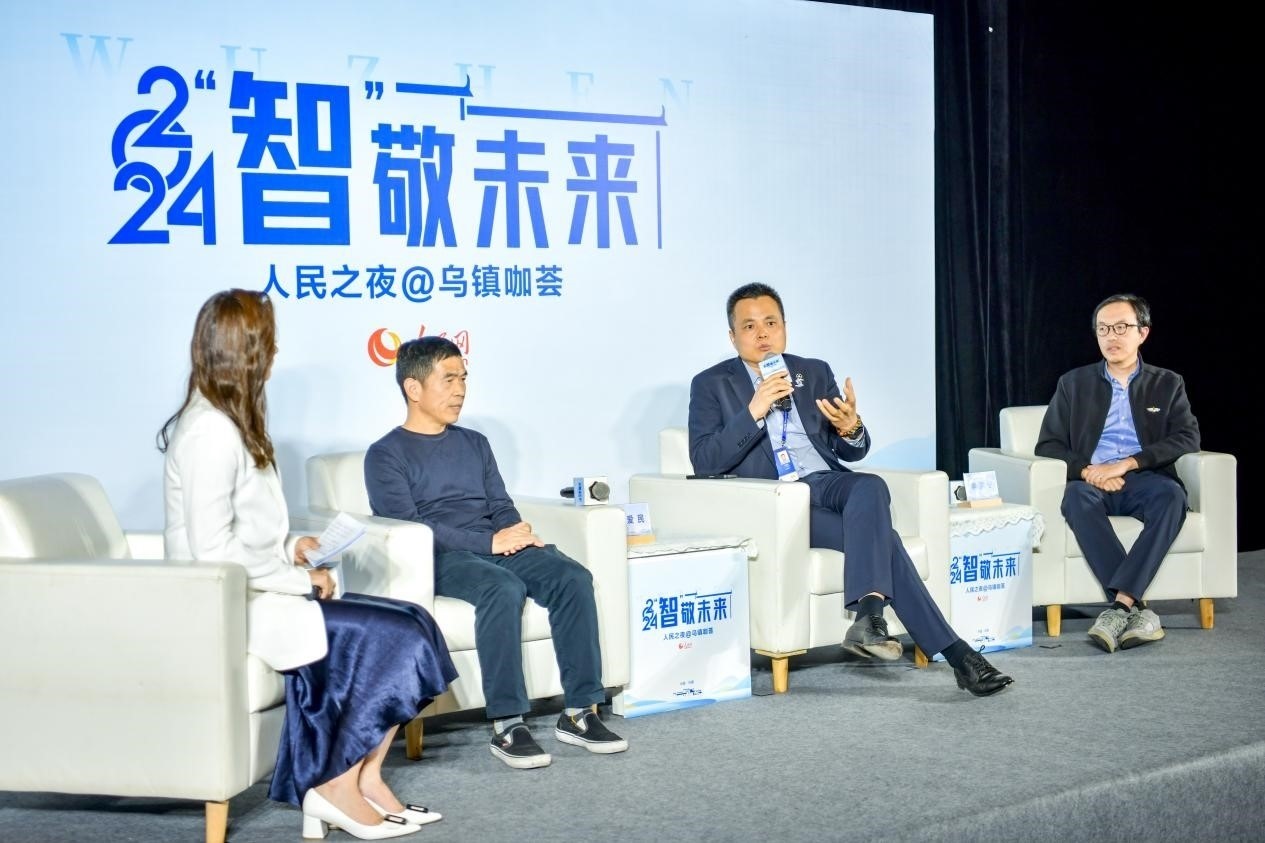 在對話環(huán)節(jié)，之江實(shí)驗(yàn)室高級研究專家潘愛民、伏羲智庫創(chuàng)始人李曉東、麒麟軟件副總經(jīng)理李震寧探討“‘百模大戰(zhàn)’將卷向何方”。人民網(wǎng)記者 任峰濤攝