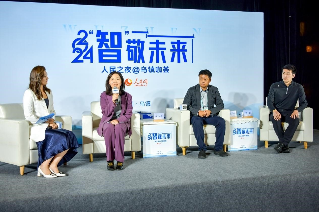 在對話環(huán)節(jié)，趣丸科技總編輯、副總裁任少峰，星云智慧機(jī)器人CEO李明，可之教育大模型創(chuàng)始人王冠討論“人工智能如何惠及大眾”。人民網(wǎng)記者 任峰濤攝