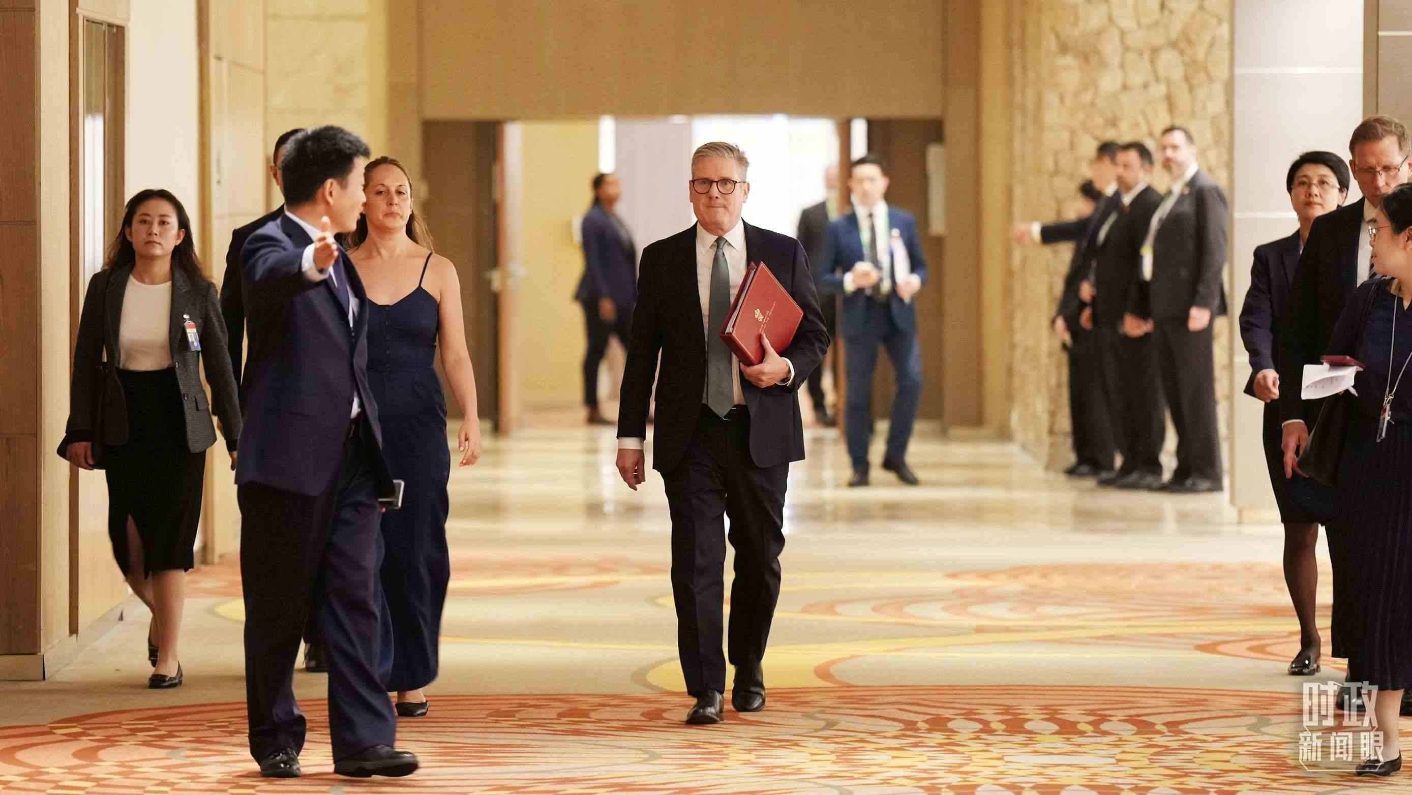 英國首相斯塔默抵達會見現(xiàn)場，這是他首次同習(xí)主席面對面交流。