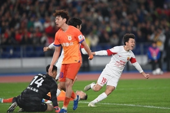 11月23日，上海海港隊球員王振澳（右）慶祝進球。新華社記者 黃宗治 攝