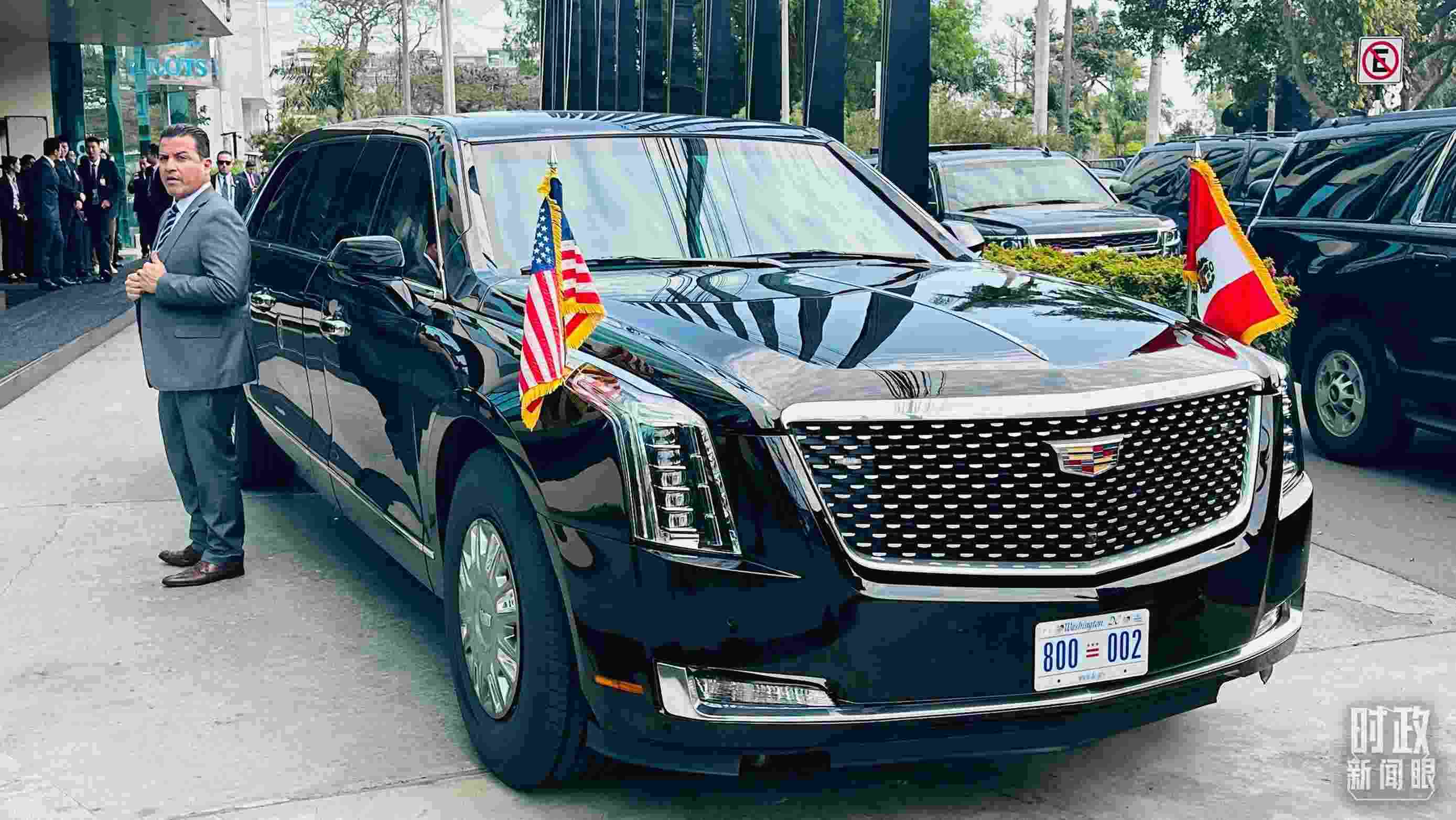 美國總統(tǒng)拜登乘車抵達中美元首會晤現(xiàn)場。（總臺央視記者范一鳴拍攝）