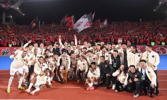 11月23日，上海海港隊成員在頒獎儀式后與球迷合影。新華社記者 黃宗治 攝