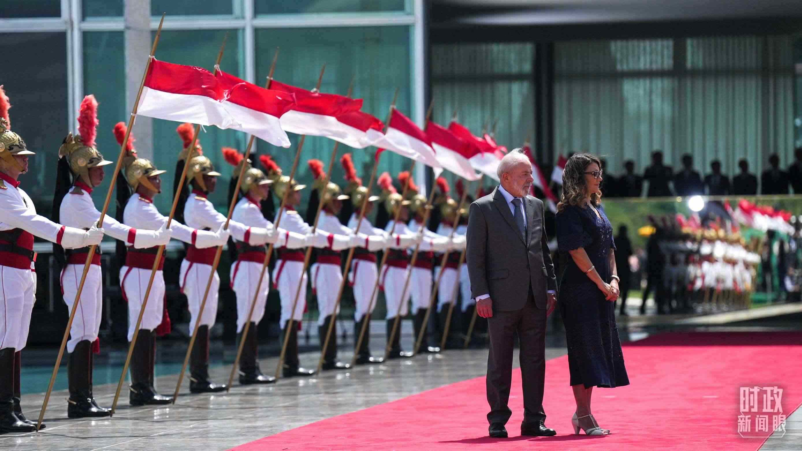 巴西總統(tǒng)盧拉和夫人羅桑等候習(xí)主席到來。