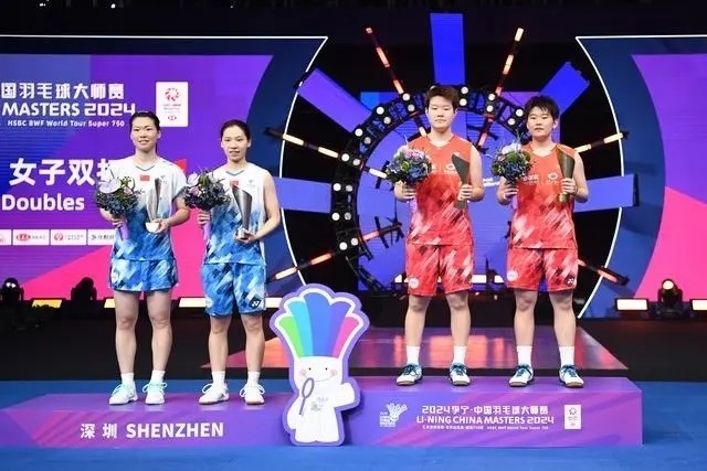 11月24日，劉圣書（右二）/譚寧（右一）與李怡婧/羅徐敏（左一）在頒獎臺上合影。新華社記者 梁旭攝