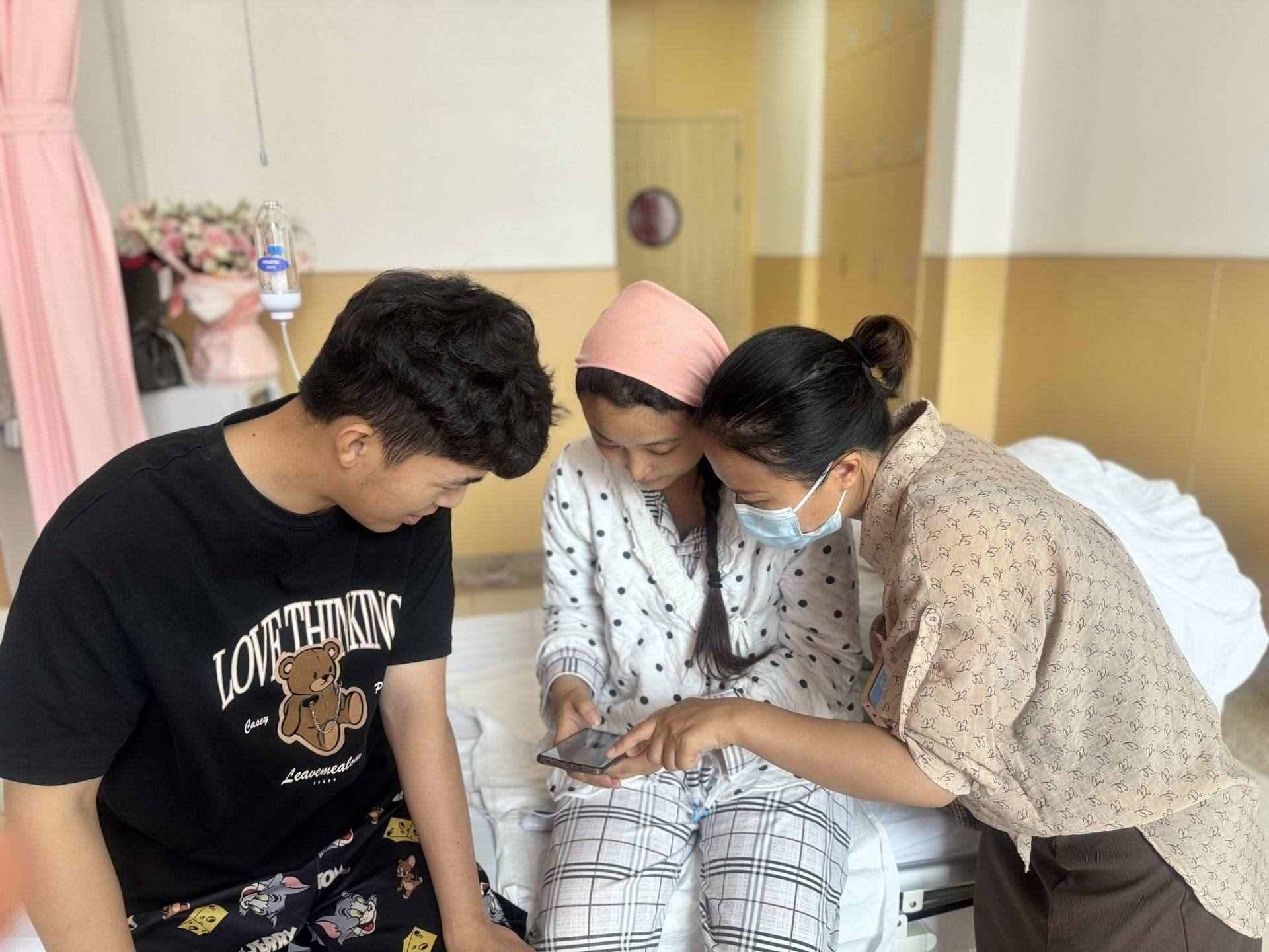 新生兒家庭通過手機(jī)辦理新生兒出生“一件事”。安徽省數(shù)據(jù)資源管理局供圖