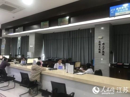 像這樣的“高頻事項(xiàng)一平臺(tái)”辦理專窗，正在江蘇各地基層便民服務(wù)中心鋪開。人民網(wǎng) 俞楊攝