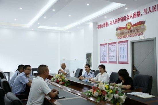 榕江縣稅務(wù)局在園區(qū)協(xié)商議事室協(xié)調(diào)解決企業(yè)訴求。黔東南州稅務(wù)局供圖