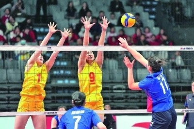 11月27日，山東隊(duì)球員李晨瑄（中）、李美君（左）在比賽中攔網(wǎng)。新華社發(fā)
