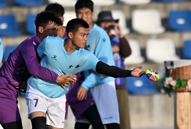 11月28日，花炮半決賽，廣西隊與海南隊展開激烈角逐。新華社記者 郭程攝