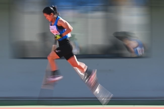11月28日，海南隊選手吳明芬在高腳競速比賽中。新華社記者 杜子璇攝