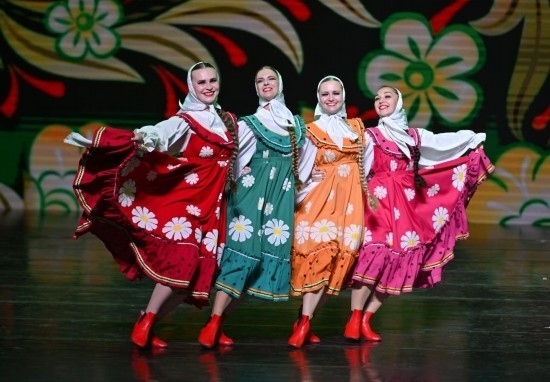 6月22日，2024-2025“中俄文化年”海南島歡樂節(jié)俄羅斯藝術(shù)團(tuán)體巡演在?？谑信e行。新華社記者郭程攝