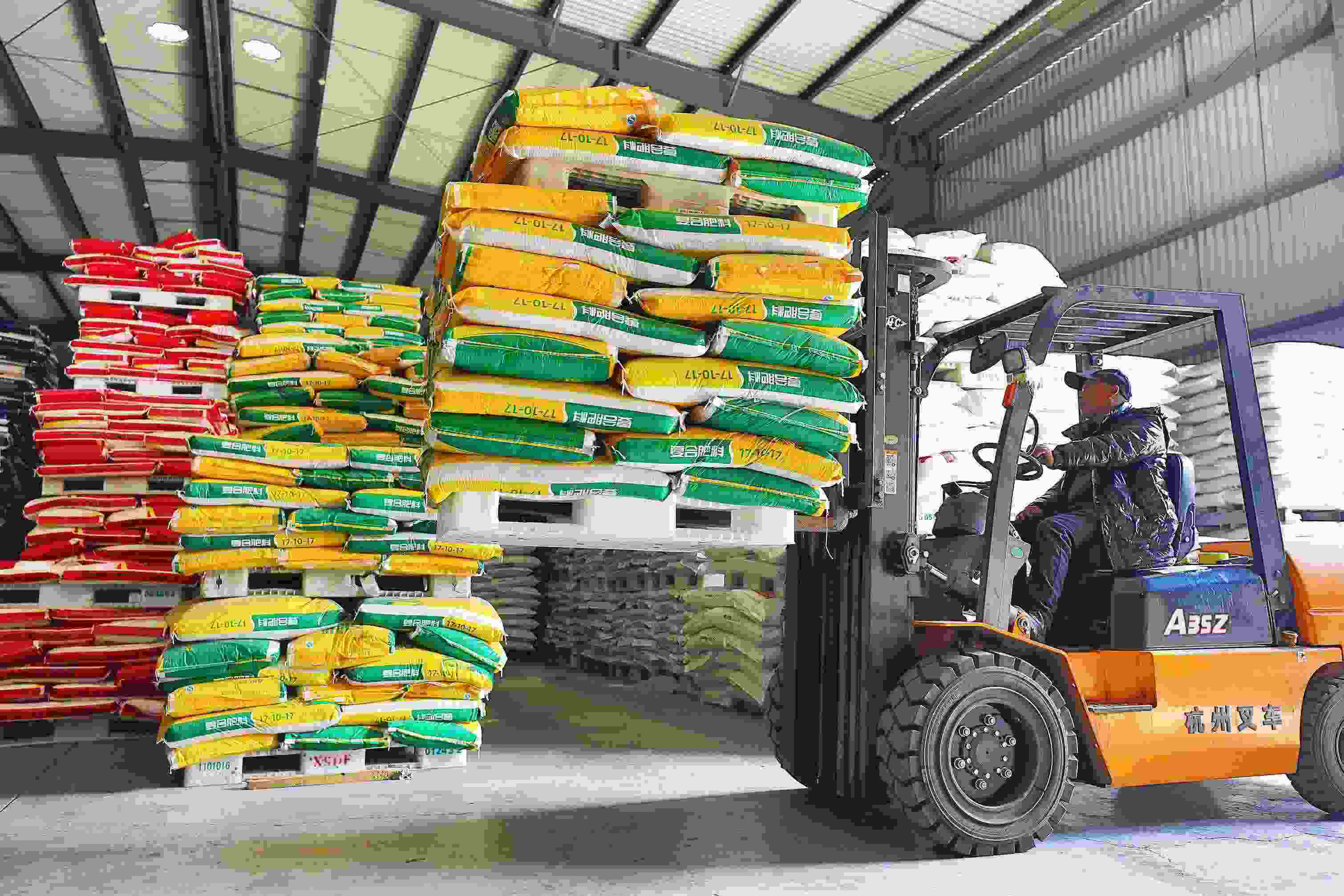 2023年2月15日，在浙江義烏供銷(xiāo)聯(lián)社的農(nóng)資貯存?zhèn)}庫(kù)，工作人員正在調(diào)運(yùn)復(fù)合肥料等農(nóng)資。