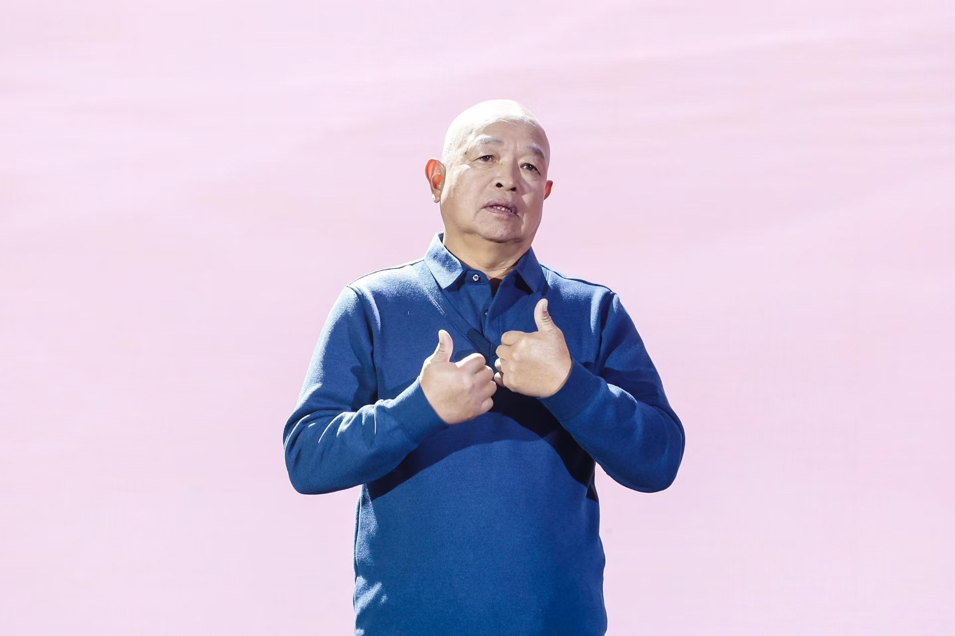 “山東好人”、煙臺(tái)市無(wú)聲洗車(chē)場(chǎng)經(jīng)理柳興濤。人民視頻供圖。