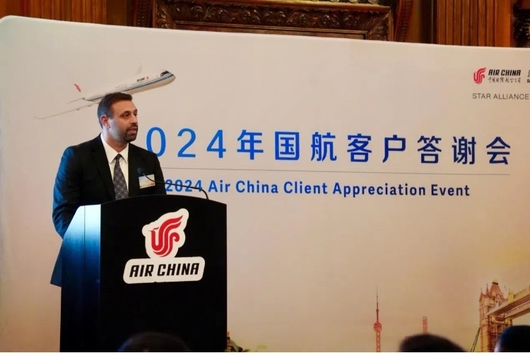 英國(guó)48家集團(tuán)俱樂(lè)部主席杰克·佩里發(fā)表致辭。吳若鳴攝