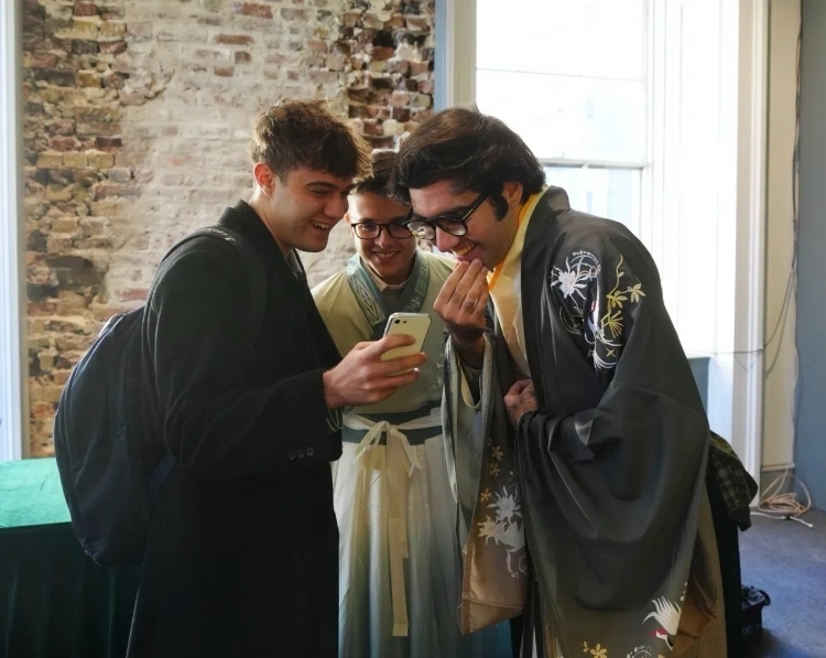 英國學生感受漢服魅力。吳若鳴攝