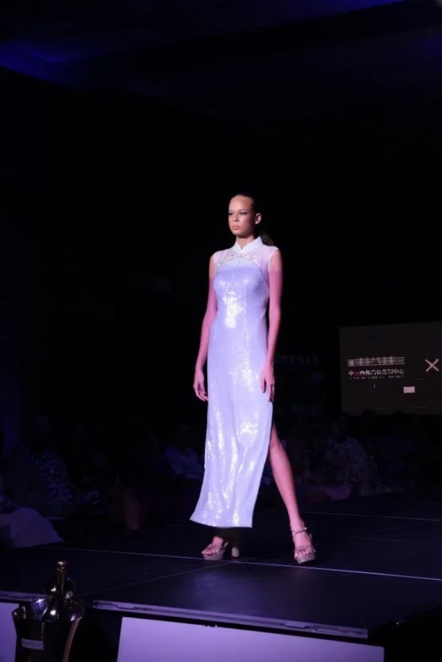 模特展示新中式禮服。顏李芳攝