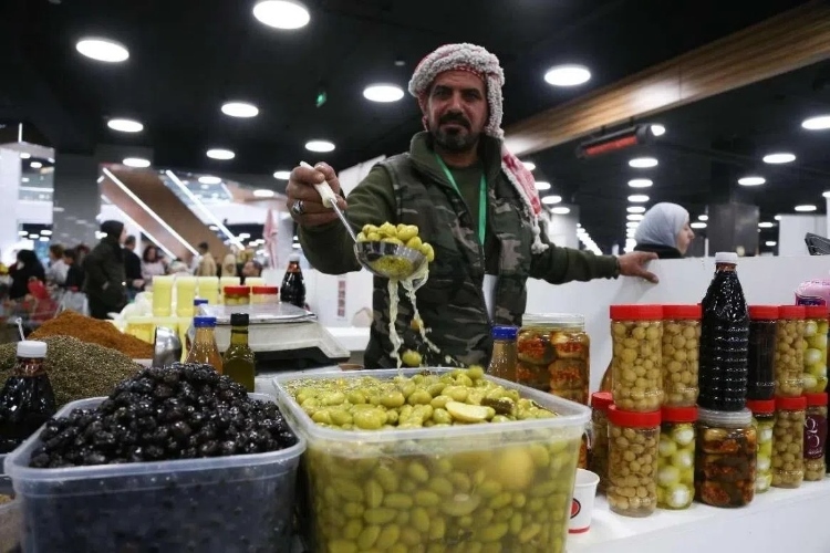 一位展商展示腌橄欖。納達(dá)爾·達(dá)烏德攝