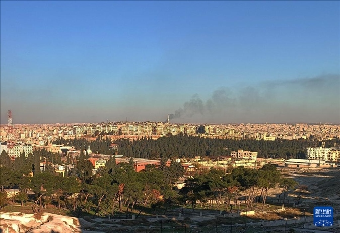 12月1日，敘利亞北部城市阿勒頗升起滾滾濃煙（手機(jī)照片）。新華社發(fā)