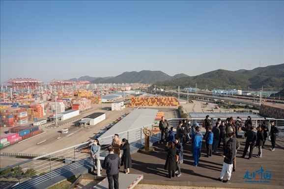媒體團走進寧波舟山港北侖港區(qū)。環(huán)球網(wǎng)供圖